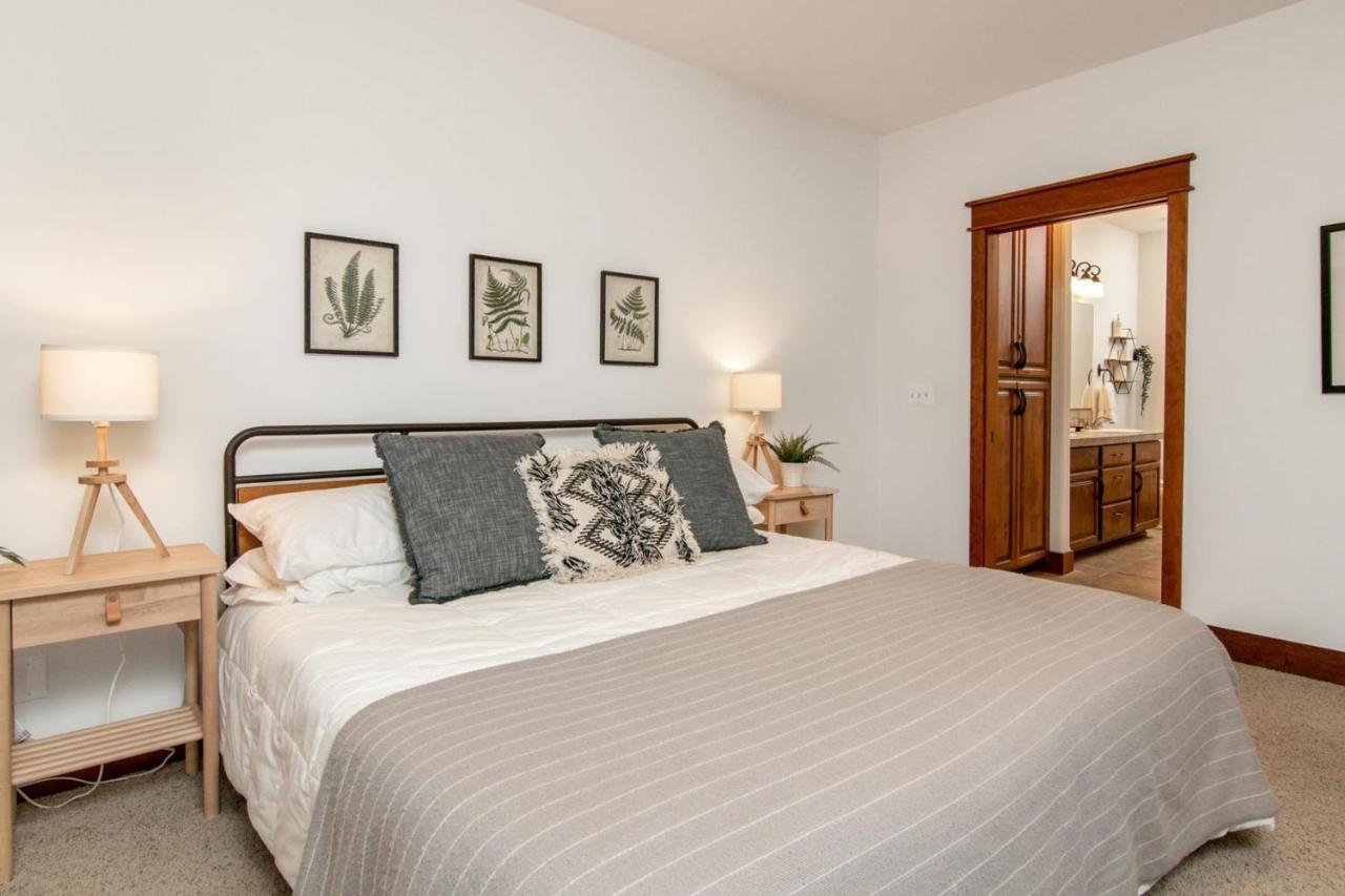Modern Riverstone Condo With Grand Deck - Steps To Shops, Restaurants, Trails And River 코어 드얼린 외부 사진
